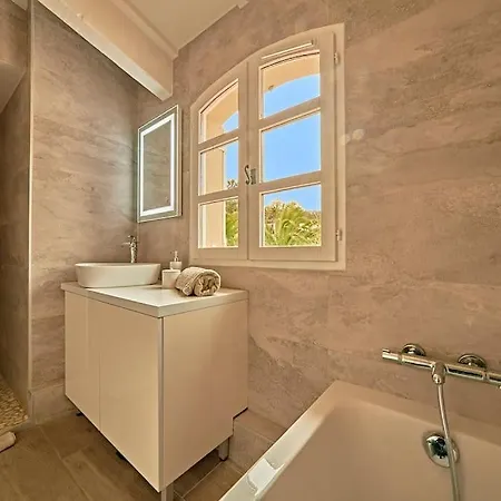 House 3 Bedrooms-3 Bathrooms-swimming Pool-tennis Saint Tropez