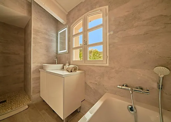 House 3 Bedrooms-3 Bathrooms-swimming Pool-tennis Saint-Tropez